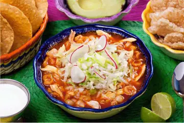 Receta para preparar un rico pozole rojo de pollo