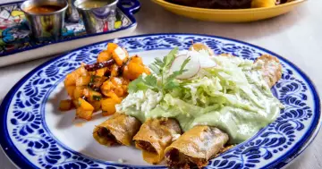 Receta de flautas de pollo con salsa de aguacate