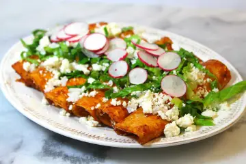 Cómo preparas unas ricas enchiladas rojas en casa