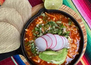 Aprende cómo preparar un rico pozole rojo de pollo