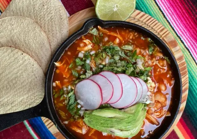 Apprenez à préparer un délicieux pozole de poulet rouge