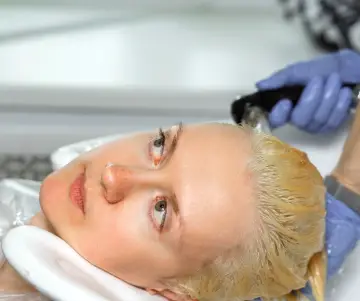 ¿Cómo aclarar el cabello sin decolorantes?